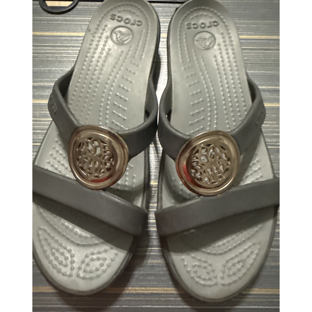 CROCS Sanrah Gray Black Medallion Ring Wedge Slides Sandals Size 7